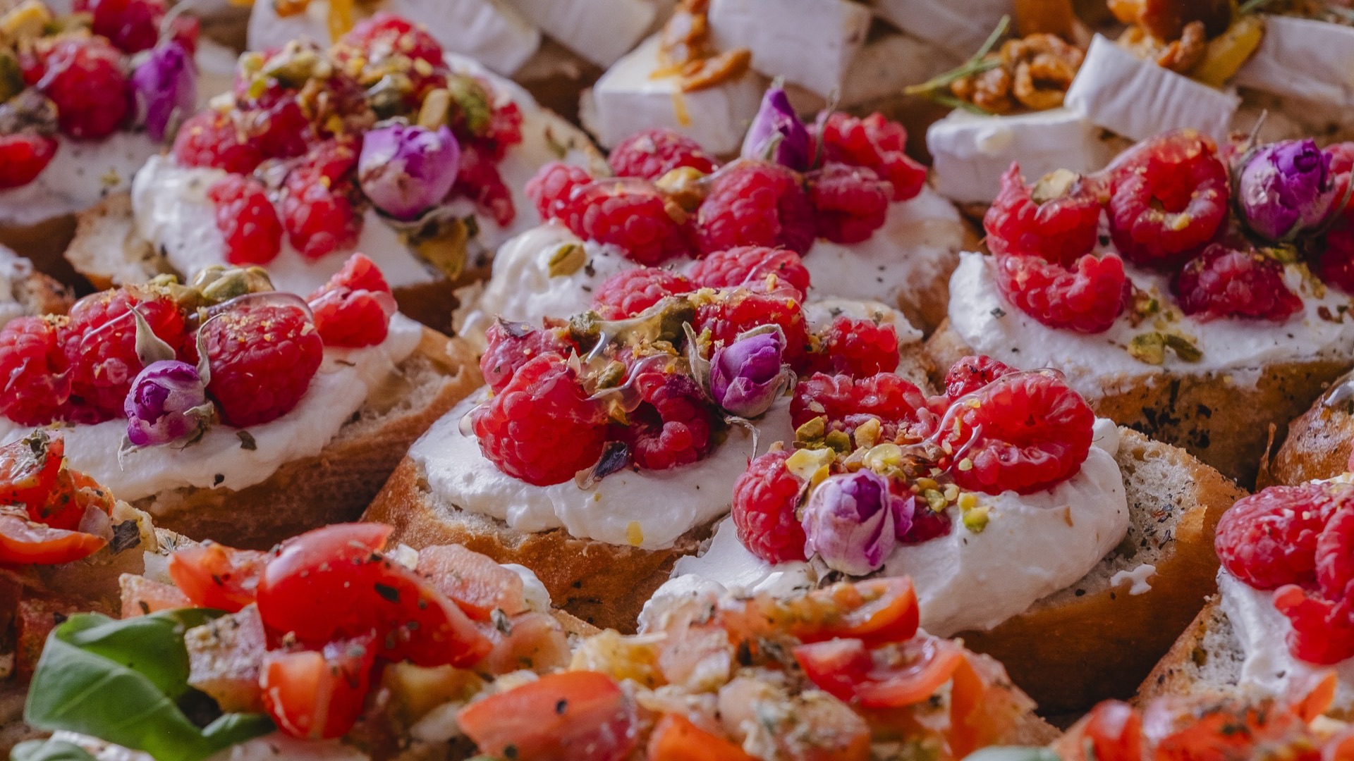 Bruschetta z malinami i serem - fotografia produktowa żywności