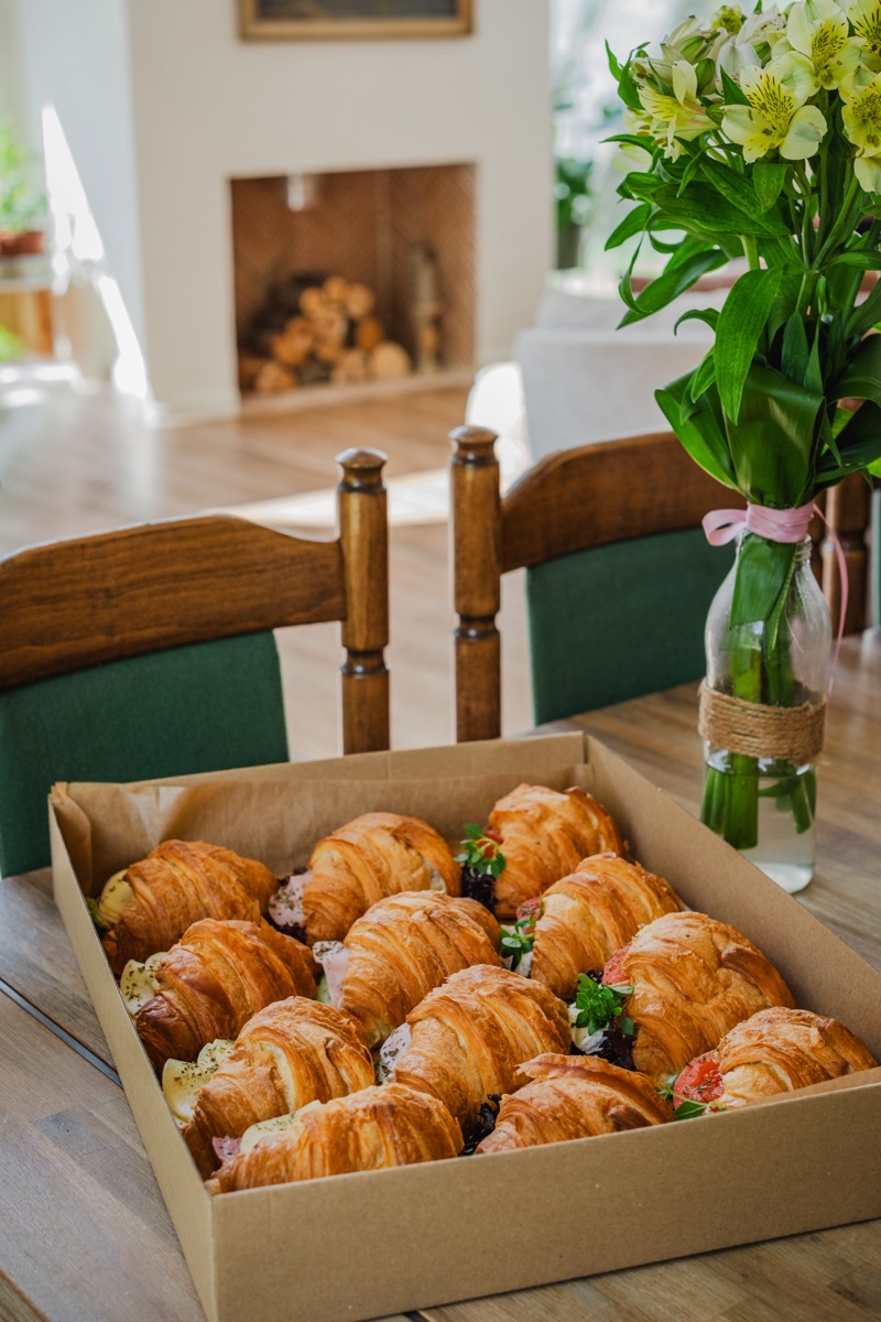 Trzy croissanty w kartoniku - fotografia kulinarna