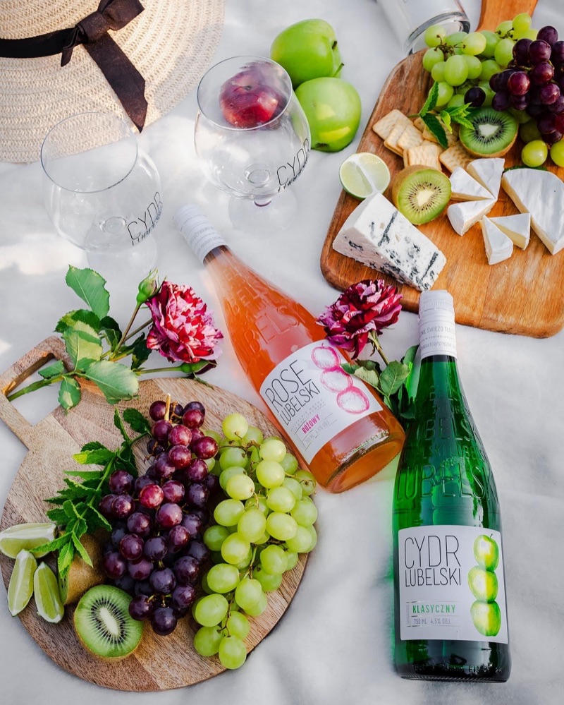 Cydr Lubelski na białym kocu z deskami - fotografia produktowa żywności lifestyle
