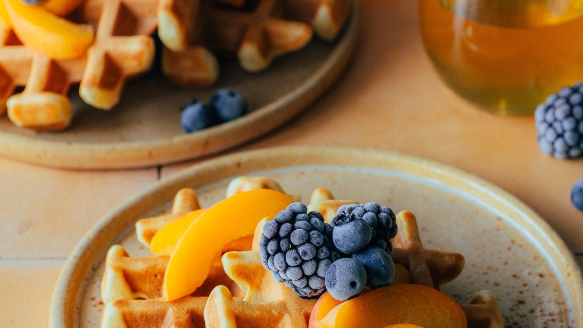 Gofry z borówkami i morelami - usługi fotografii kulinarnej