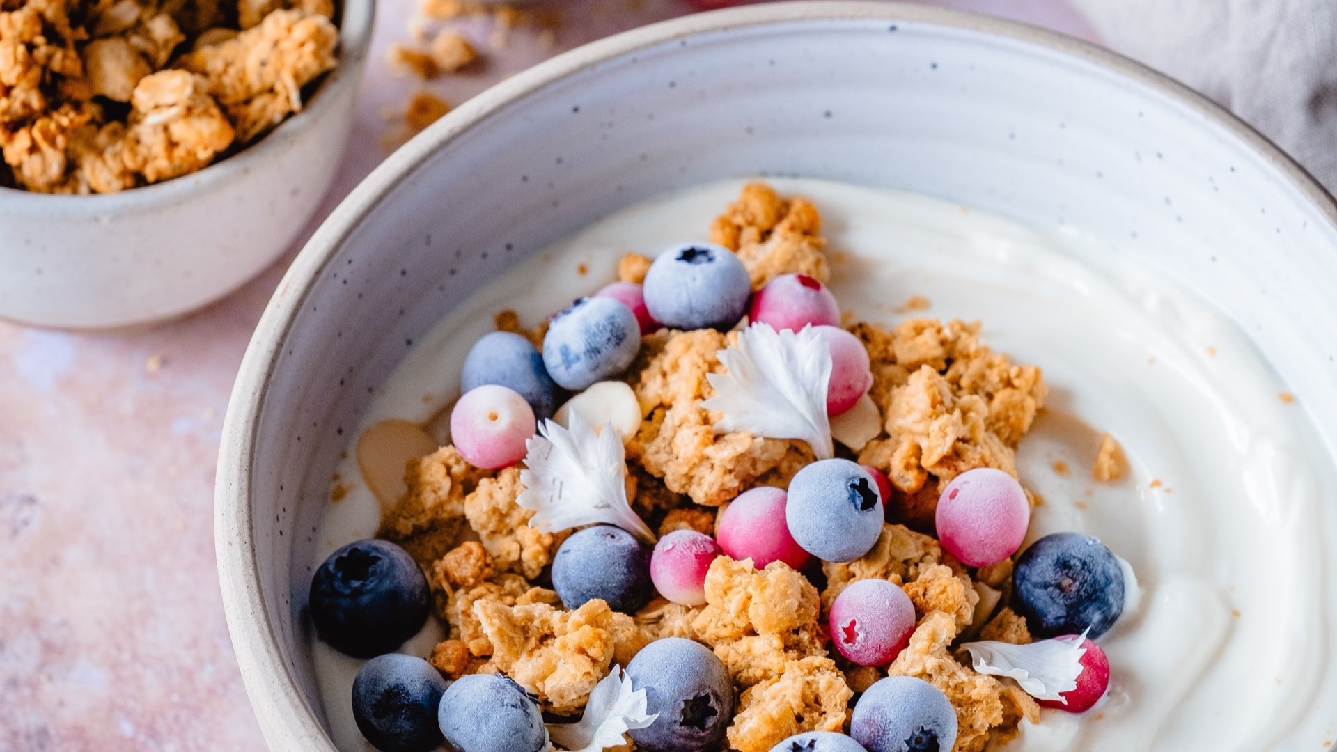 Jogurt z granolą i borówkami - stylizacja żywności