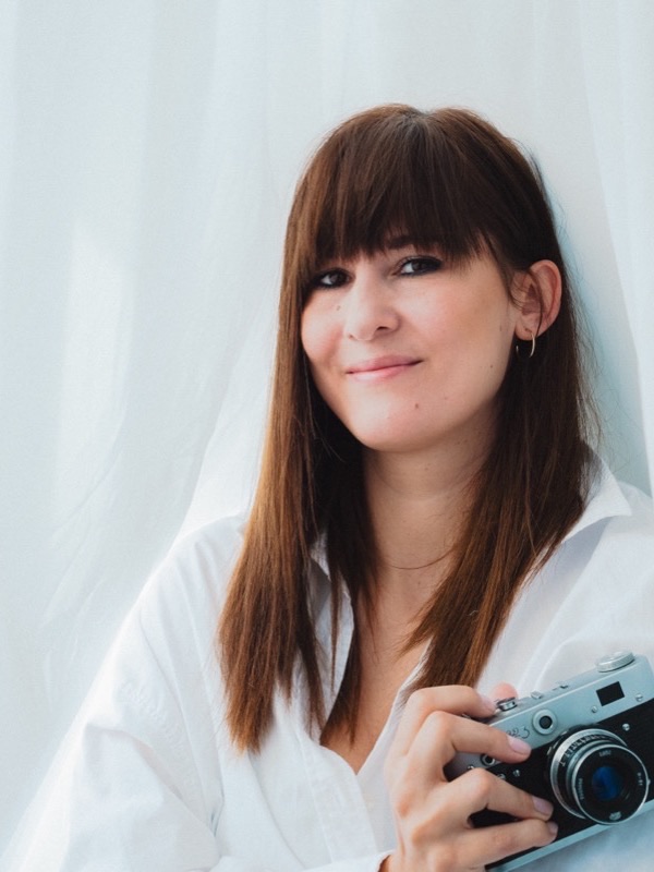 Kasia Malec - fotografka kulinarna z Łodzi z aparatem