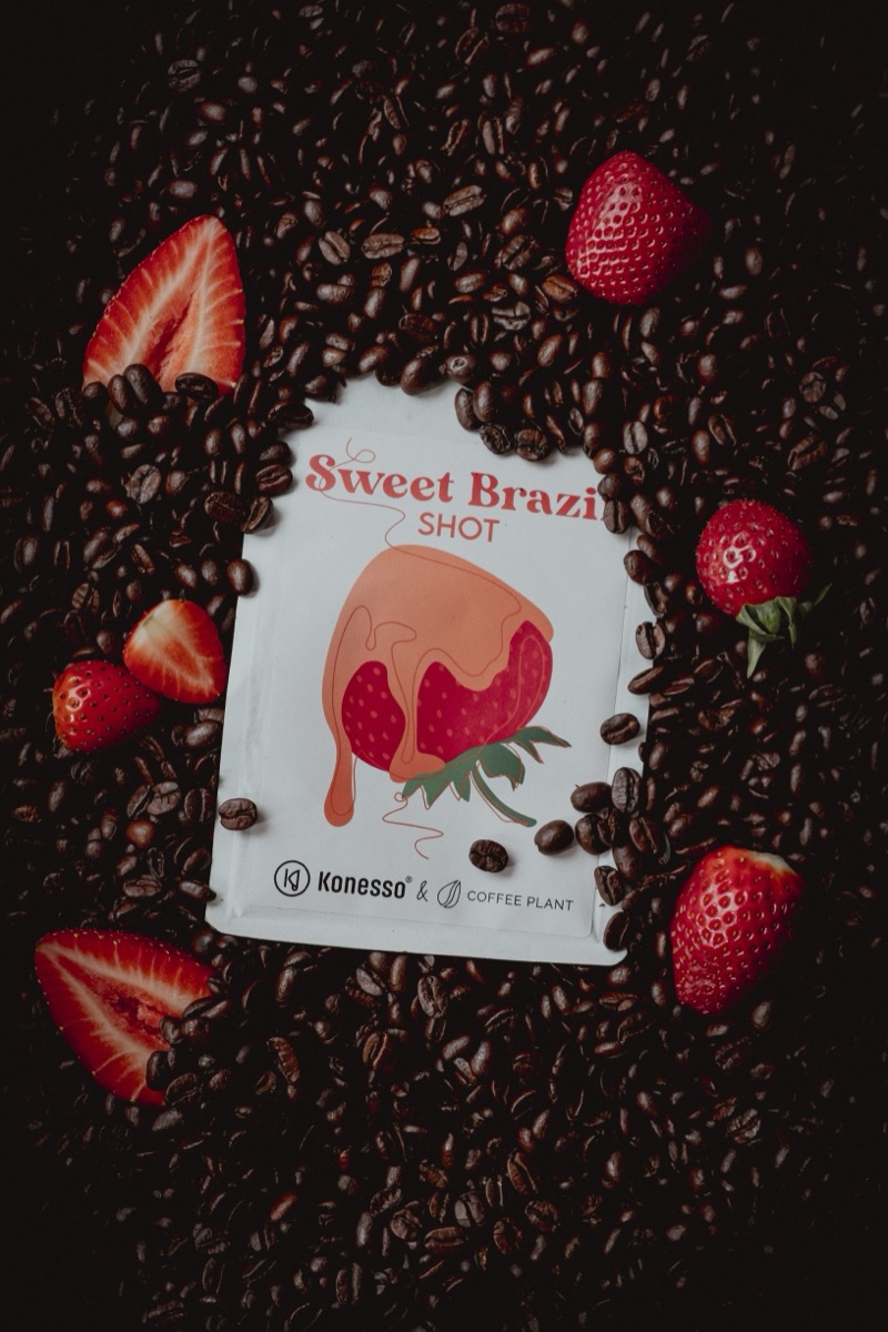 Kawa z ziarnami kawy - fotografia produktowa żywności