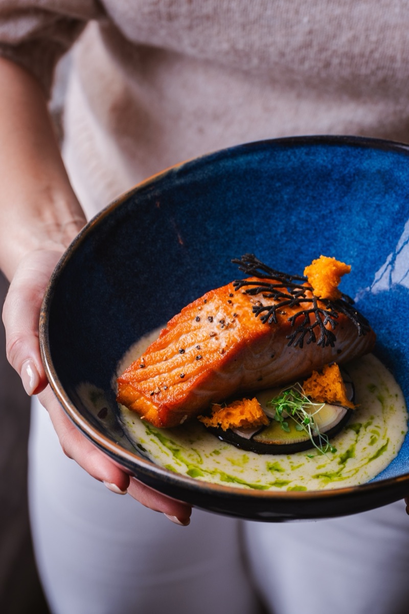 Filet z łososia na kremie szparagowym - profesjonalna fotografia kulinarna