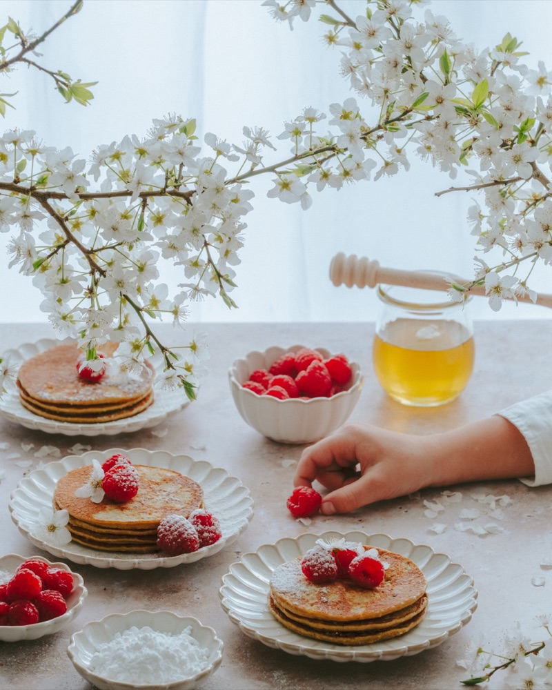 Pancakes z malinami i kwiatami wiśni - szkolenie z fotografii kulinarnej