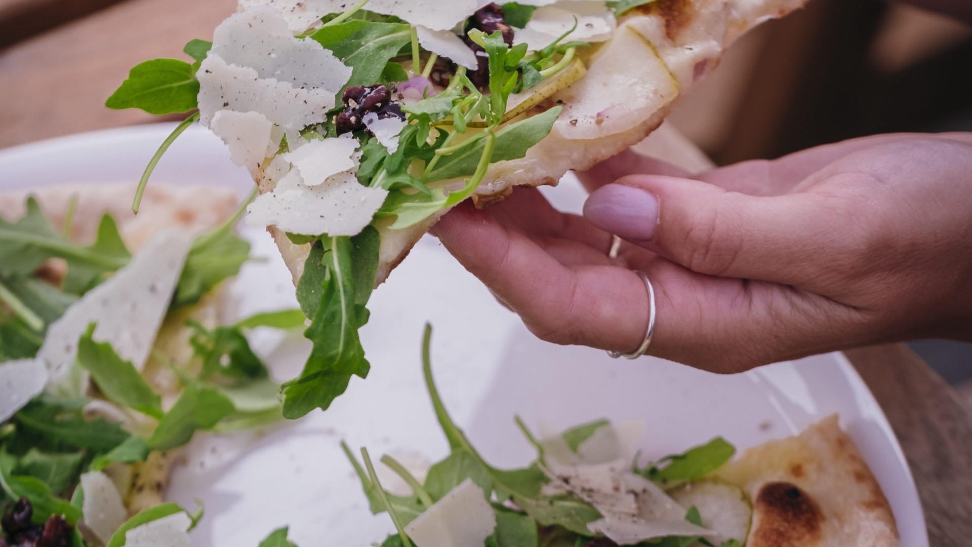 Pizza z rukolą i parmezanem - zdjęcia dla restauracji