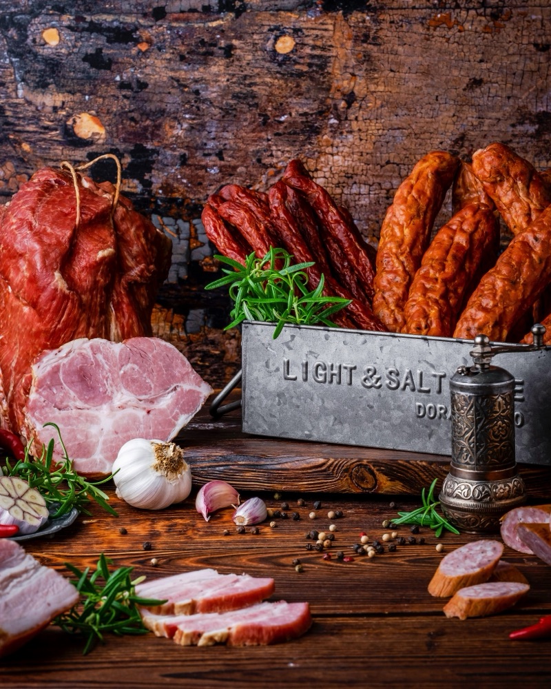 Wędliny i kiełbasy z przyprawami - fotografia produktowa żywności